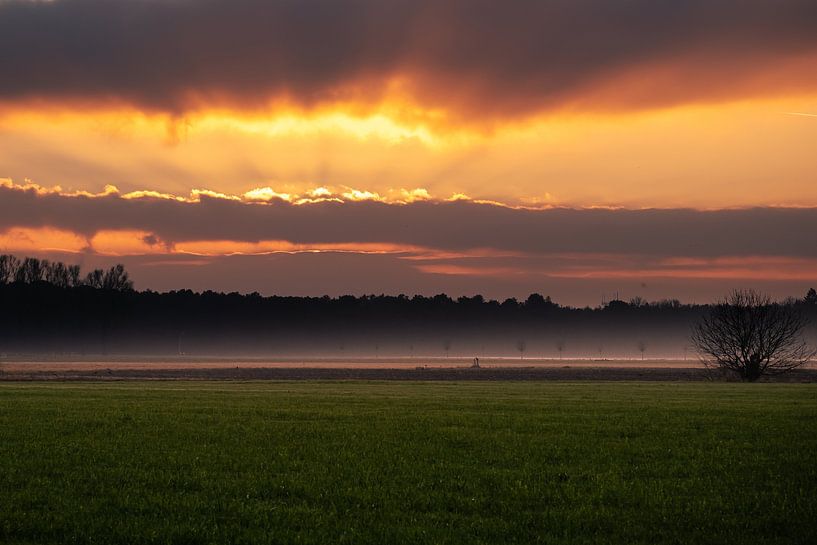 Zonsondergang in het Noord-Brabantse landschap. van Made by Voorn