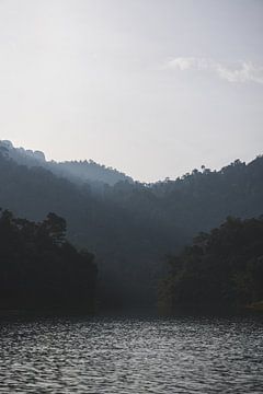 Mystieke Vibe van Cheow Lan Lake: Een Betoverende Ervaring van Ken Tempelers