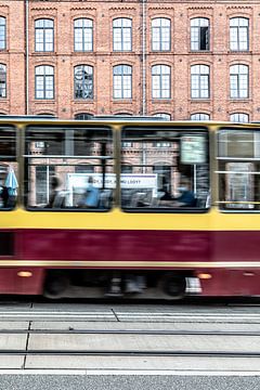 Établissement de glaces photographié à travers le tramway à Lodz en Pologne