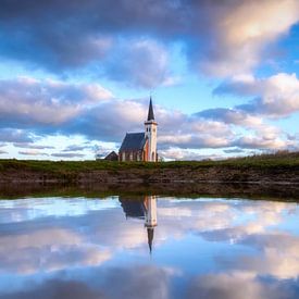 Kerk van Den Hoorn aan zee. van Justin Sinner Photography ( Fotograaf op Texel)