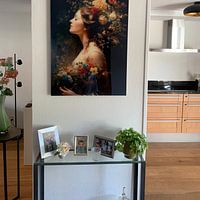 Kundenfoto: Elegante Dame mit Blumen - Jugendstil-Gemälde voller Kontrast und Raffinesse von Roger VDB, auf alu-dibond
