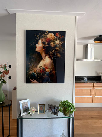 Elegante Dame mit Blumen - Jugendstil-Gemälde voller Kontrast und Raffinesse