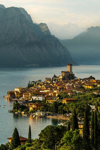 Malcesine sur le lac de Garde avec le château de Scaliger dans la lumière du coucher de soleil du so sur Daniel Pahmeier