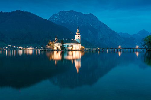 Schloss Orth in der Abenddämmerung von Martin Wasilewski