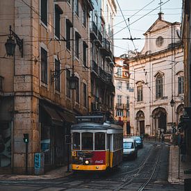 Vintage tram in Lissabon van Adriaan Conickx