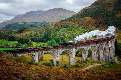 Harry Potter trein rijdt over iconisch viaduct