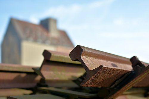 Roestende spoorrails in een opslagplaats