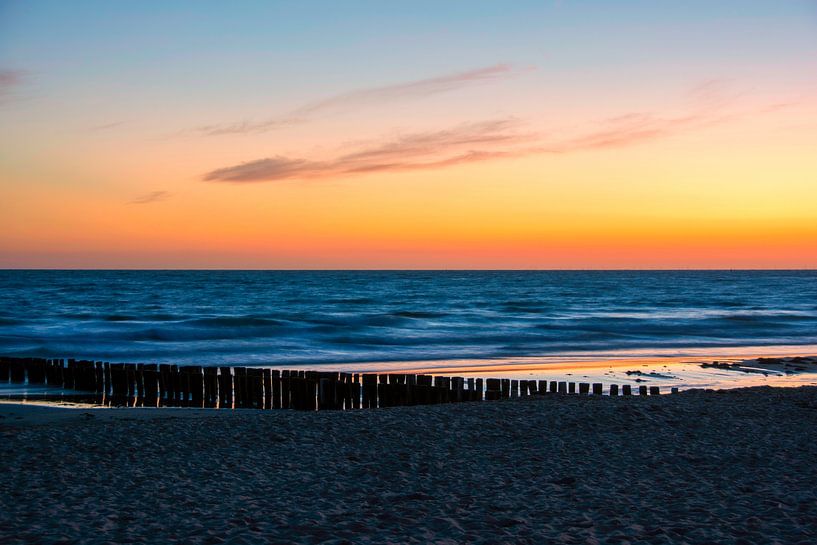 Setting sun on the Zeeuwe coast by Roland de Zeeuw