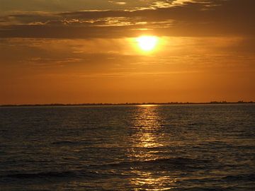 zonsondergang boven zee