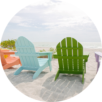 Gekleurde stoelen op het strand | Florida | Strand Fotografie | Zomergevoel van Mirjam Broekhof