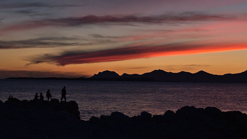 Zonsondergang bij Antibes, Frankrijk van Timon Schneider