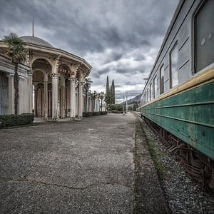 Op een verlaten treinstation van Maikel Brands