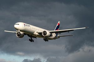 Approach Latam Boeing 777-300. van Jaap van den Berg