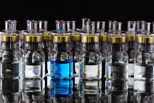 Ampoules de verre sur fond sombre