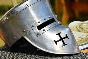 Ritterhelm auf Kettenhemd