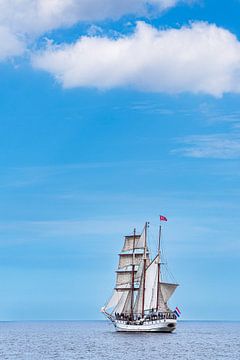 Voilier sur la mer Baltique pendant la Hanse Sail à Rostock sur Rico Ködder