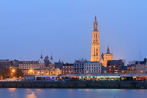 Antwerpen met kathedraal in het blauwe uur sur Dennis van de Water