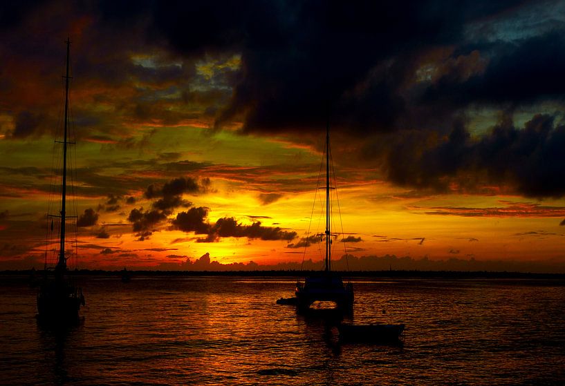 Zonsondergang achter klein Bonaire von Loraine van der Sande