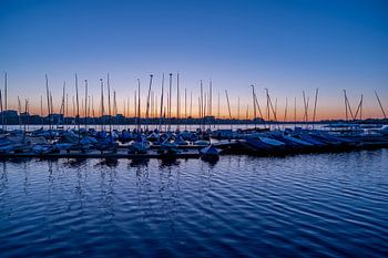 Voiliers sur l'Alster au coucher du soleil