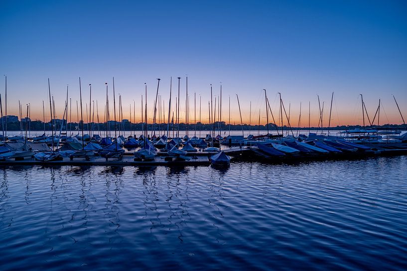 Segelboote bei Sonnenuntergang auf der Alster von Felix Marx