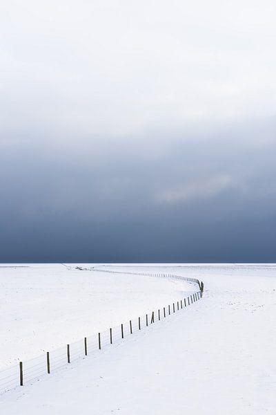 Een leeg winters landschap bedekt met sneeuw in het Nationaal park Lauwersmeer. Aan de horizon drijv van Bas Meelker