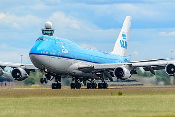 Take-off KLM Boeing 747-400 passagiersvliegtuig. van Jaap van den Berg