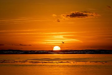 Coucher de soleil sur la mer sur Gonnie van de Schans