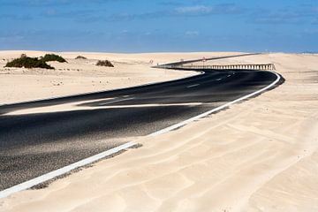 Geasfalteerde snelweg bij Olivia op Fuerteventura van Peter de Kievith Fotografie