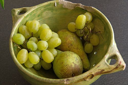 levend stilleven van groen fruit in groene schaal