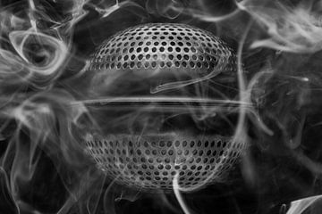 Conceptuele zwart wit macrofoto als achtergrondfoto van een thee ei met rook als zijnde een buitenaa