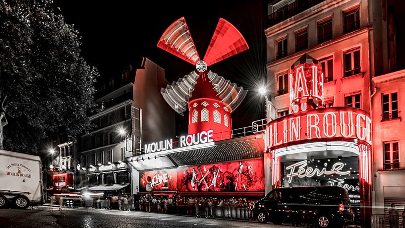 Moulin Rouge Nacht rot und schwarz-weiß von okkofoto