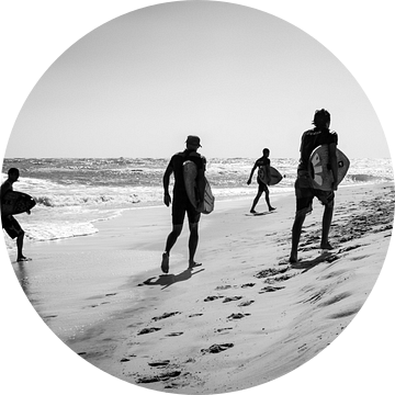 Surfers aan de Franse kust van Evelien Oerlemans