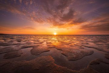 Fin des temps - Le soleil disparaît presque sous l'horizon pendant la nuit. sur Bas Meelker