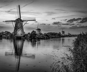 Schilderachtig Kinderdijk in zwart wit van Marjolein van Middelkoop