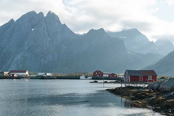 Spitse bergen en rode vissershuisjes van Axel Weidner