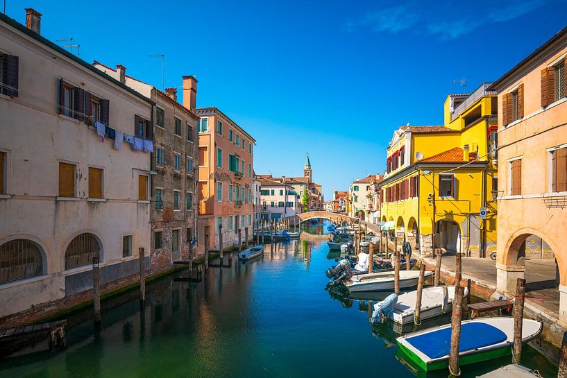 Ville de Chioggia dans la lagune vénitienne, pont sur le canal. Vénétie, I par Stefano Orazzini