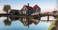 Historisch hollands huis in de Zaanse Schaans bij zonsondergang von Marcel van den Bos Miniaturansicht