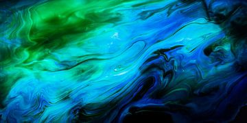 panorama van vloeibare kleuren,  groen en blauw (abstract) van Marjolijn van den Berg
