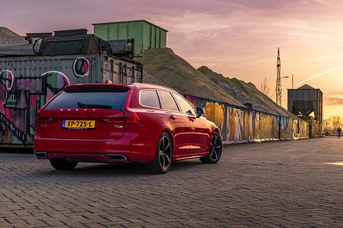 Volvo V90 voor een muur vol graffiti