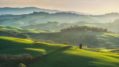 Glooiende heuvels van Val d'Orcia bij zonsondergang