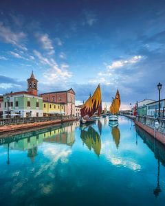 Kanal von Cesenatico, historische Segelboote und Kirche. Romagna