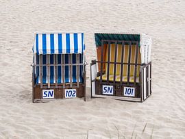 Deux chaises de plage dans le sable