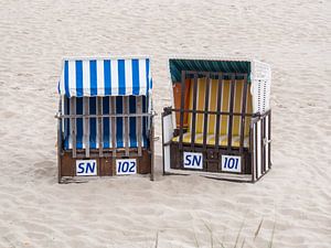 Twee strandstoelen in het zand van Jörg B. Schubert
