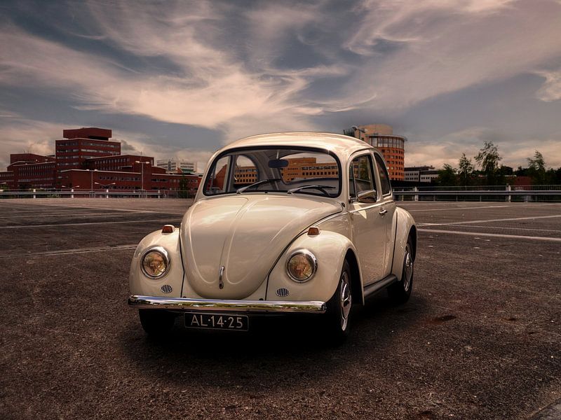 Retro Volkswagen Käfer in Straßenszene von Robin Jongerden