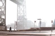 De mist trekt op bij de brug De Hef in Rotterdam van Moniek Kuipers thumbnail