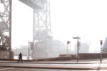 De mist trekt op bij de brug De Hef in Rotterdam