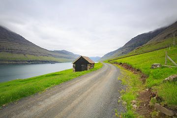 Een kleine schuur langs de weg naar Mula op de Faroër eilanden van Erik Vergunst