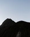 Maan boven de bergen van Nieuw Zeeland | Bergtop van Vera Yve thumbnail