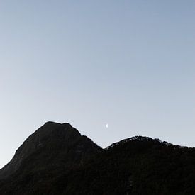 Lune au-dessus des montagnes de Nouvelle-Zélande | Sommet de la montagne sur Vera Yve