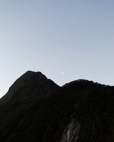 Maan boven de bergen van Nieuw Zeeland | Bergtop